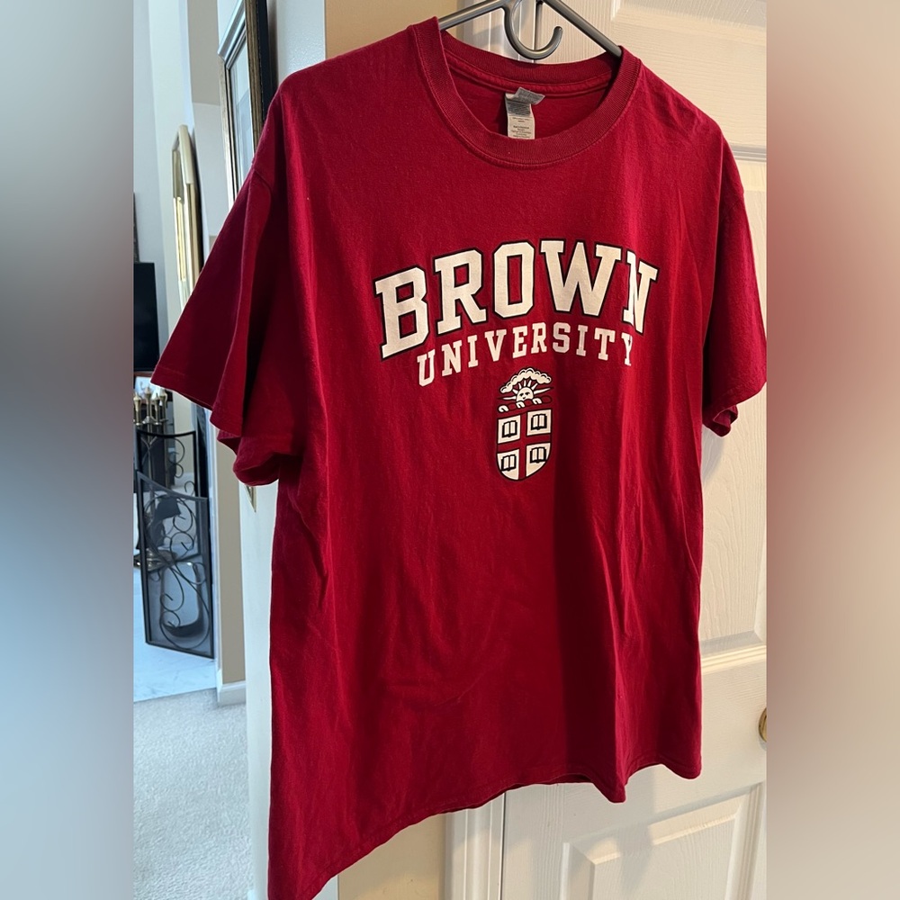 Brown University  maroon  100% cotton 
Size Large Mens T-Shirt
Worn once.